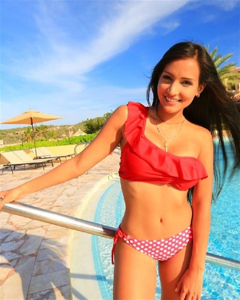 Chica Latina - 01